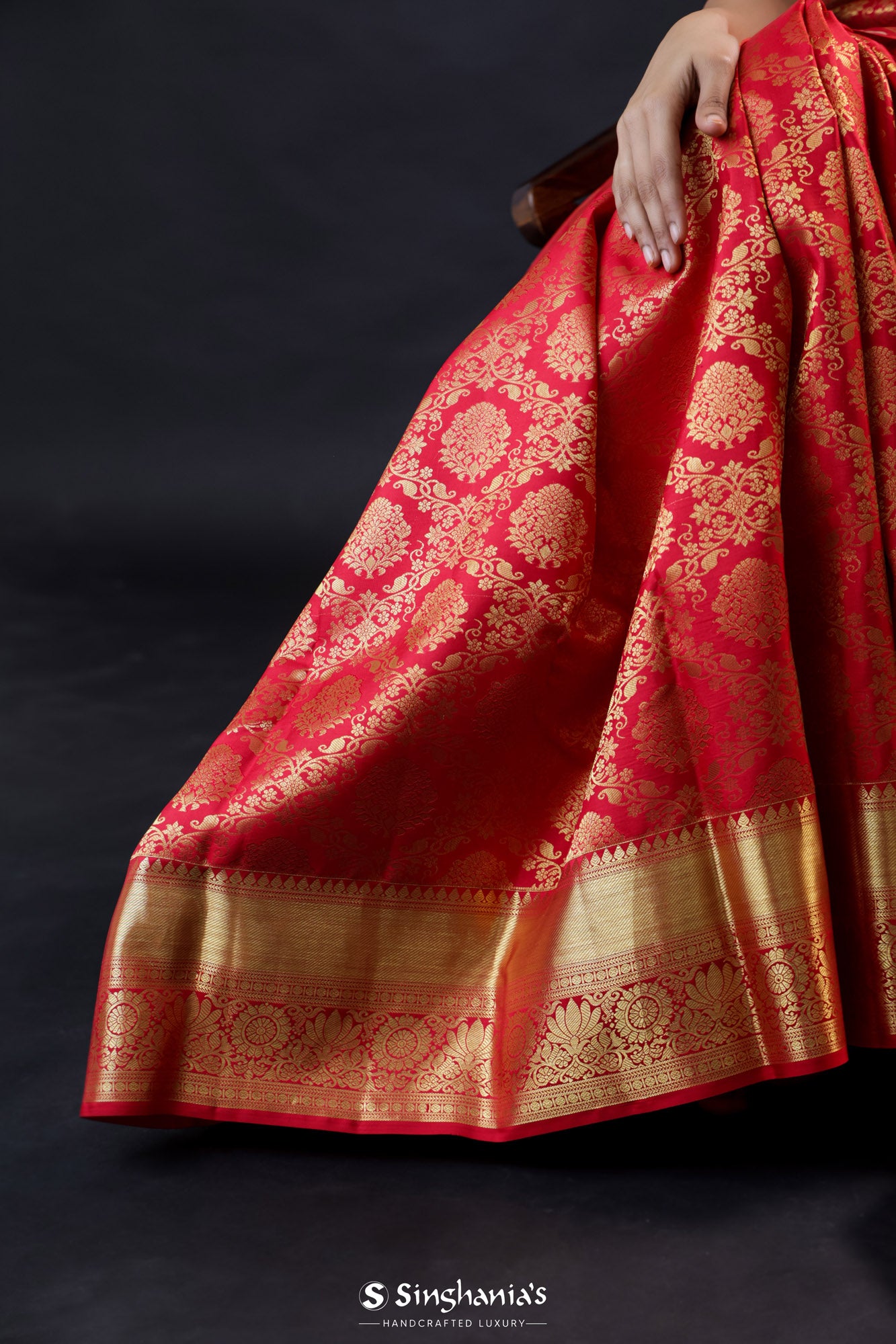Dark Red Kanjivaram Silk Saree With Zari Butti Weaving
