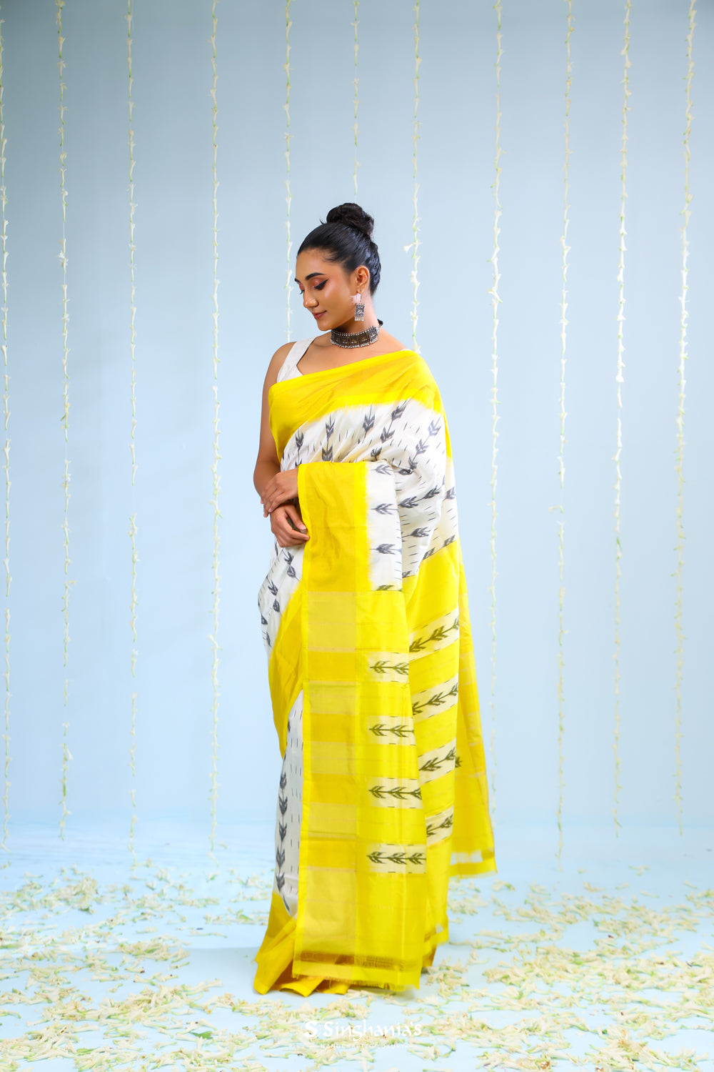 Cream White Ikkat Patola Silk Saree With Contrast Border