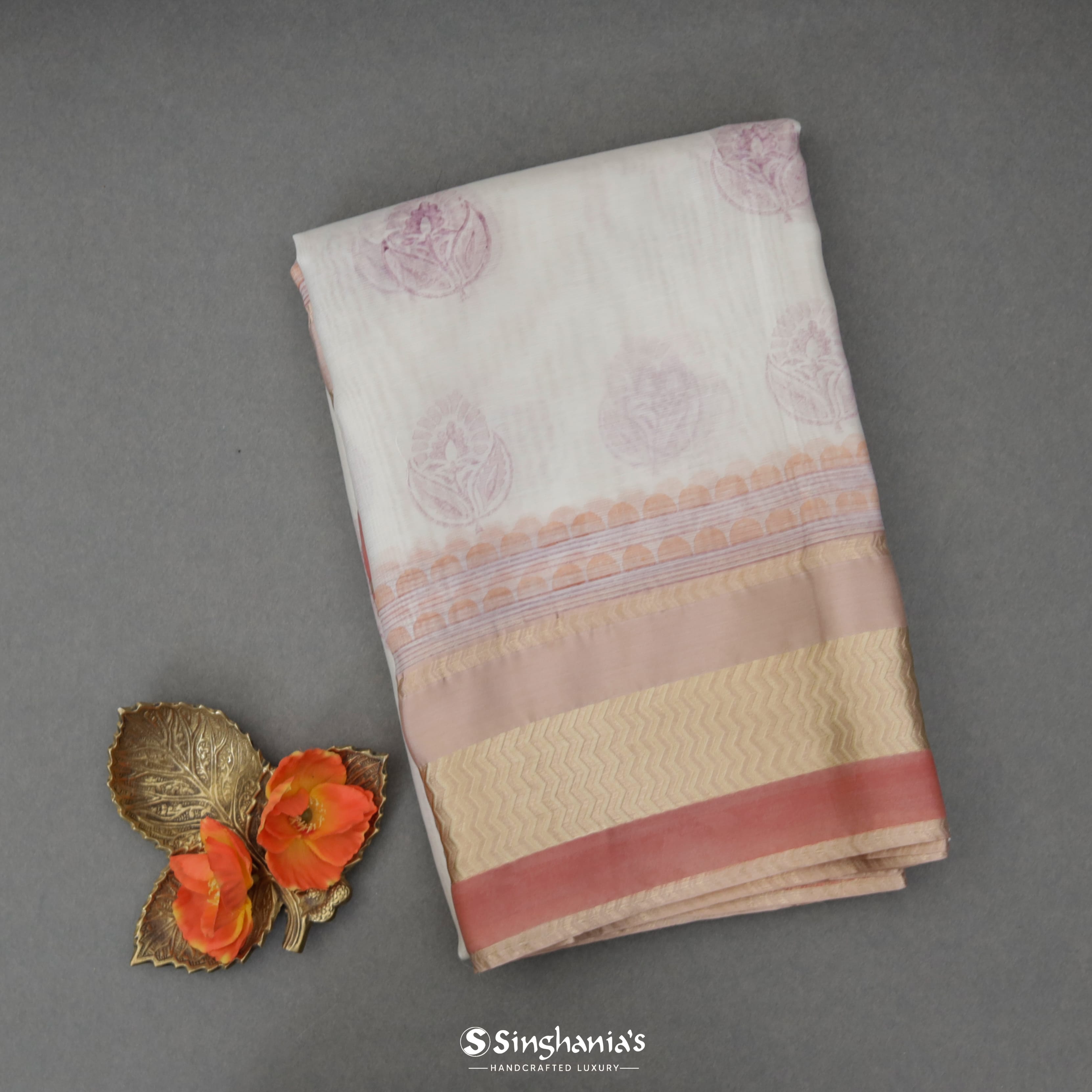 Cloud White Maheshwari Printed Silk Saree With Floral Jaal Pattern