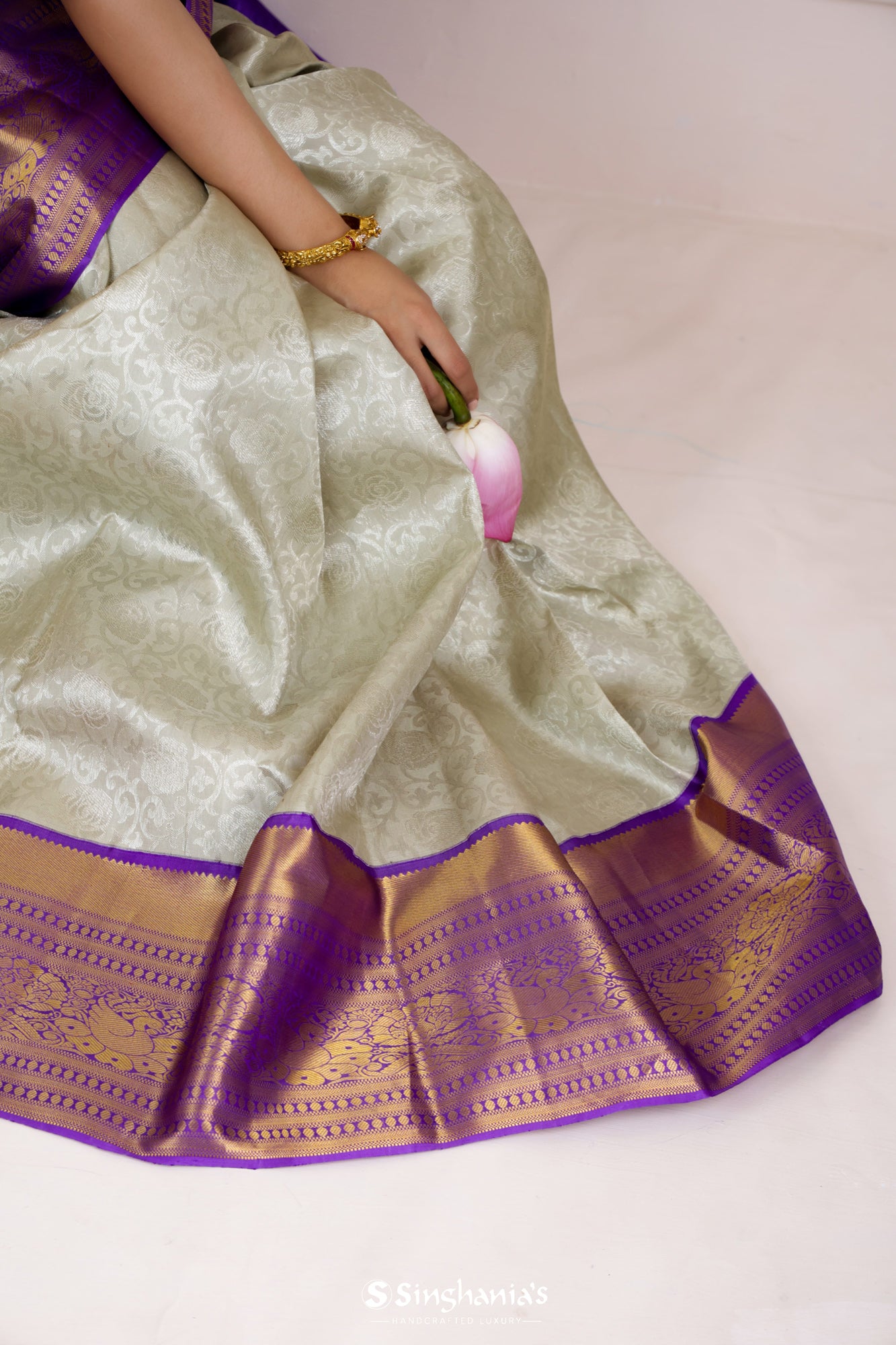 Platinum Gray Kanjivaram Silk Saree With Floral Jaal Weaving
