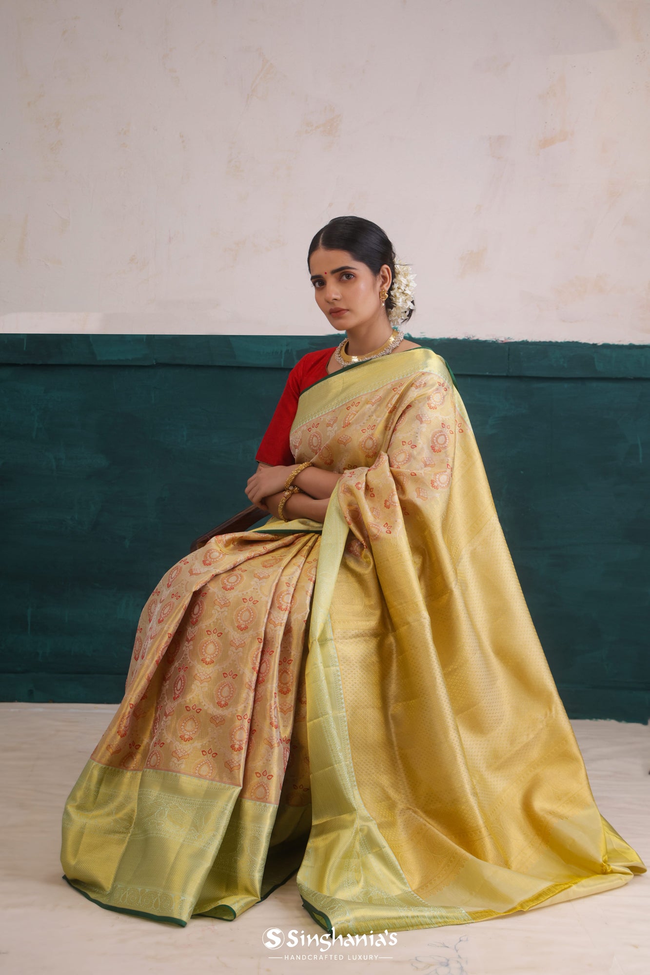 Golden Crest Dual Tone Kanjivaram Silk Saree With Floral Jaal Weaving