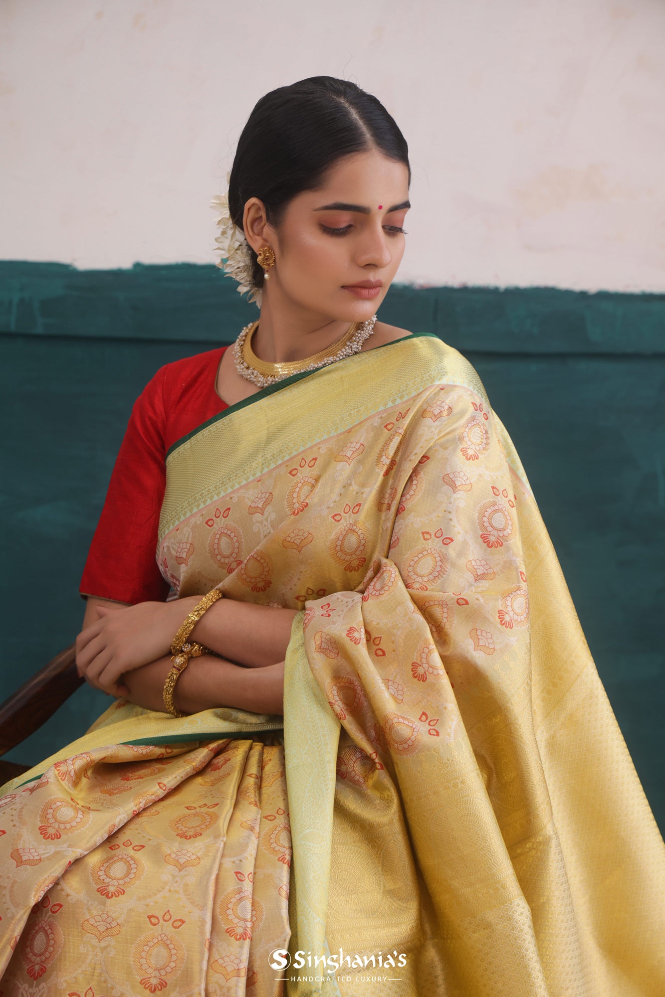 Golden Crest Dual Tone Kanjivaram Silk Saree With Floral Jaal Weaving