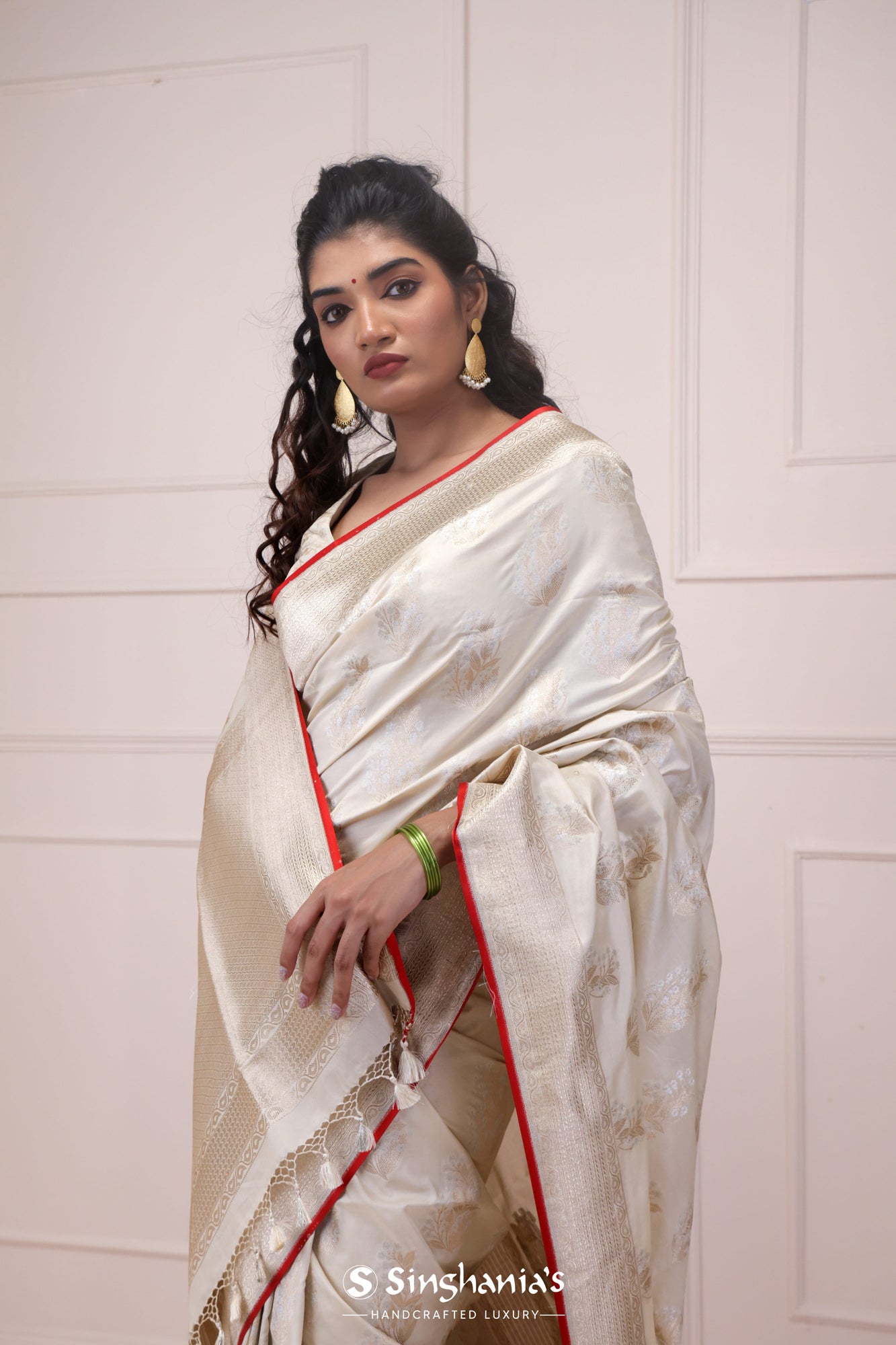 Feather White Banarasi Silk Saree With Floral Motif Weaving