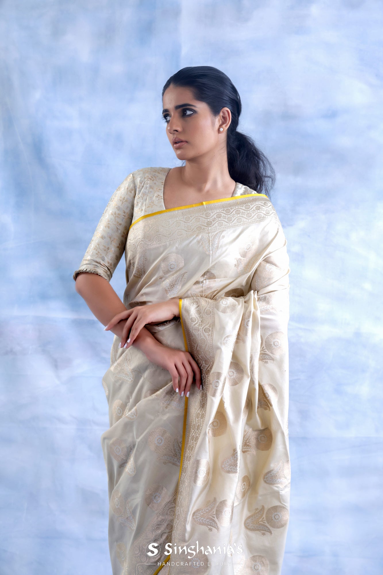 Light Gray Banarasi Silk Saree With Floral Buttas Weaving