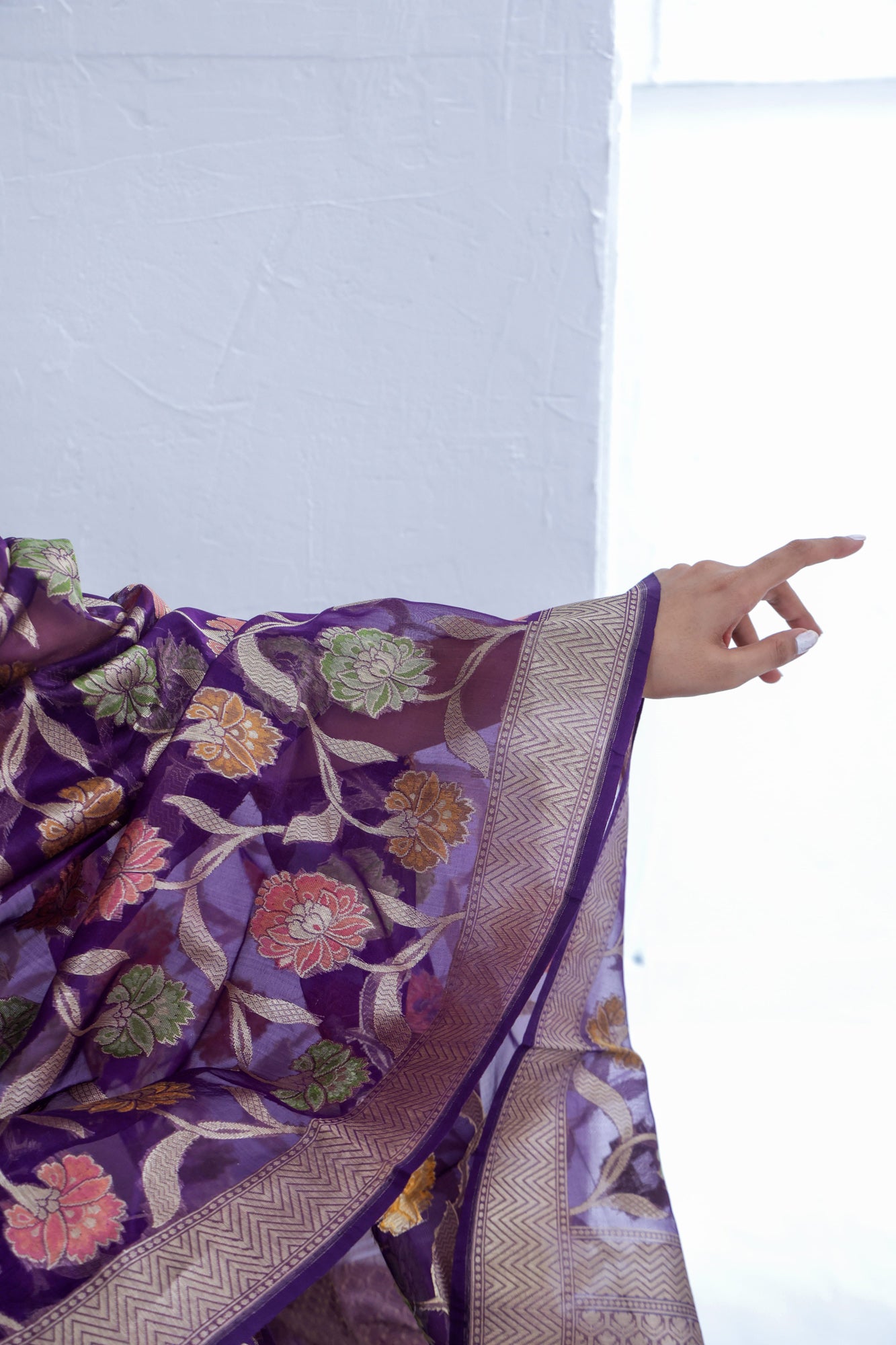 Aesthethic Purple Organza Banarasi Saree With Floral Jaal Weaving