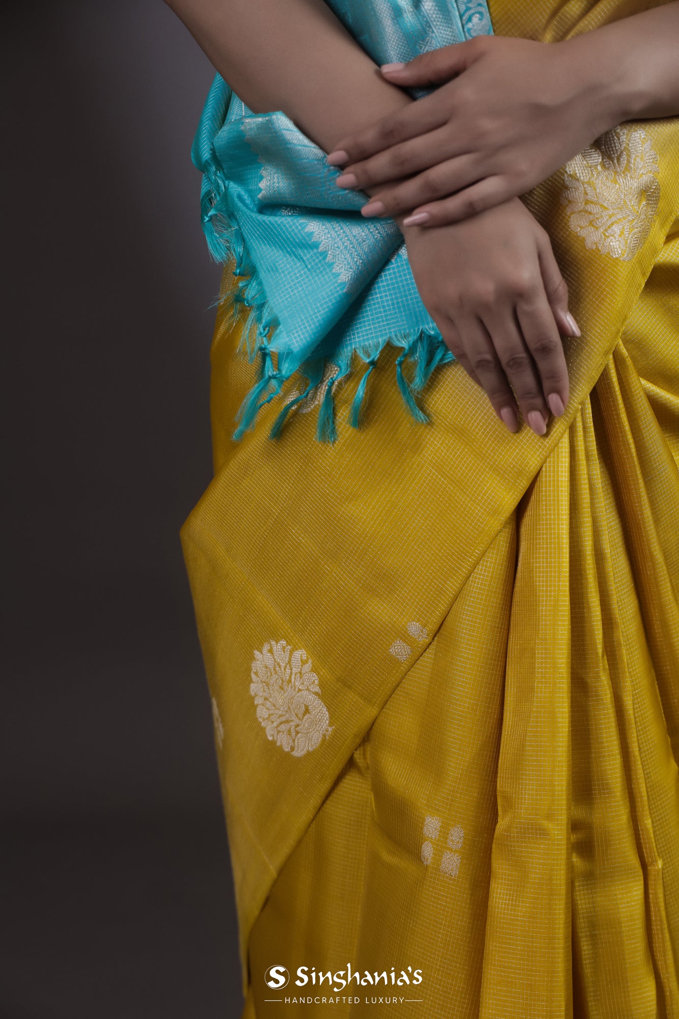 Acid Green Kanjivaram Silk Saree With Mayil Buttas Weaving