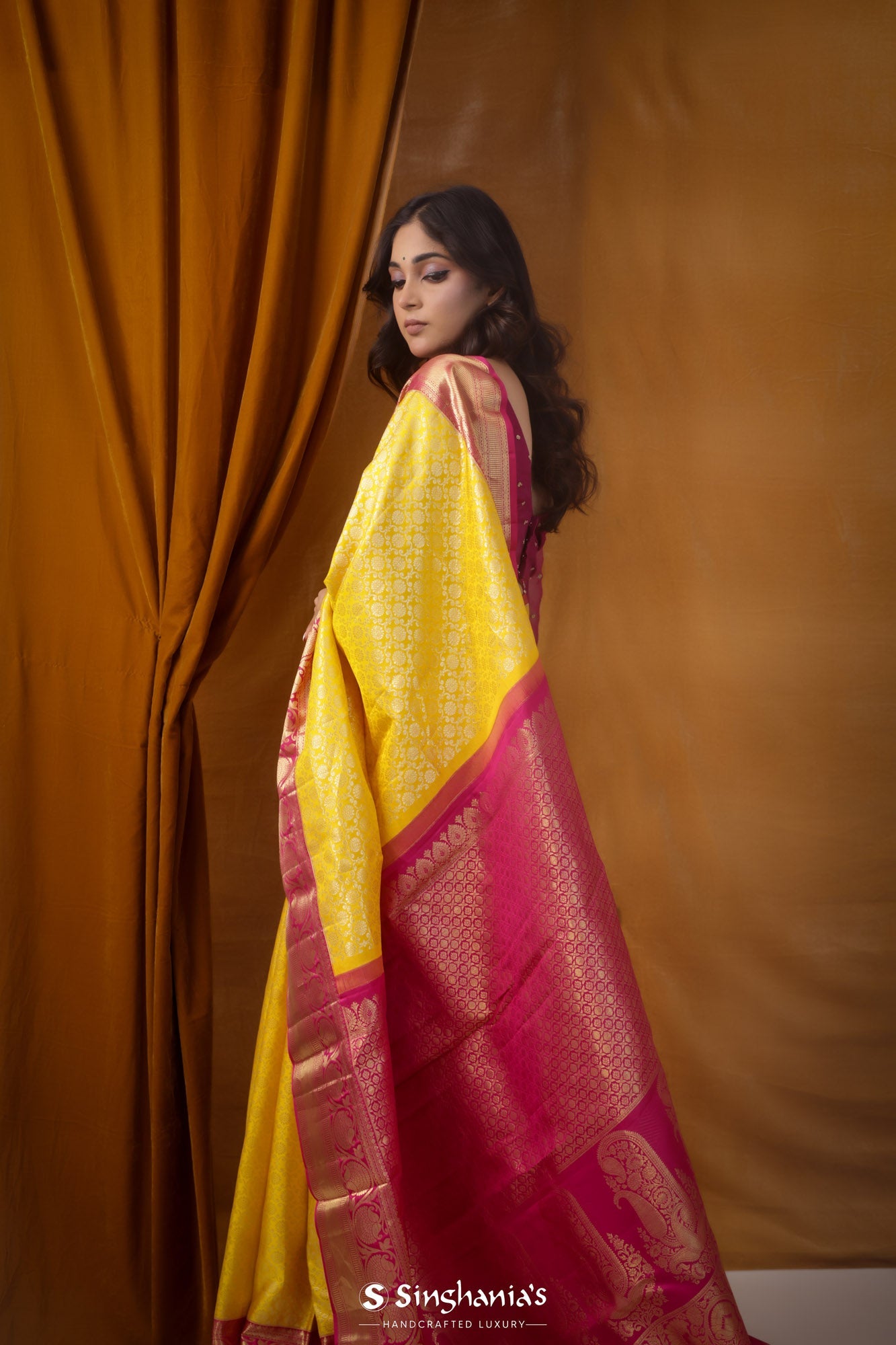 Designer Kanjeevaram Silk Woven Design Designer Saree, 5.5 m (separate  blouse piece) at Rs 1599 in Surat